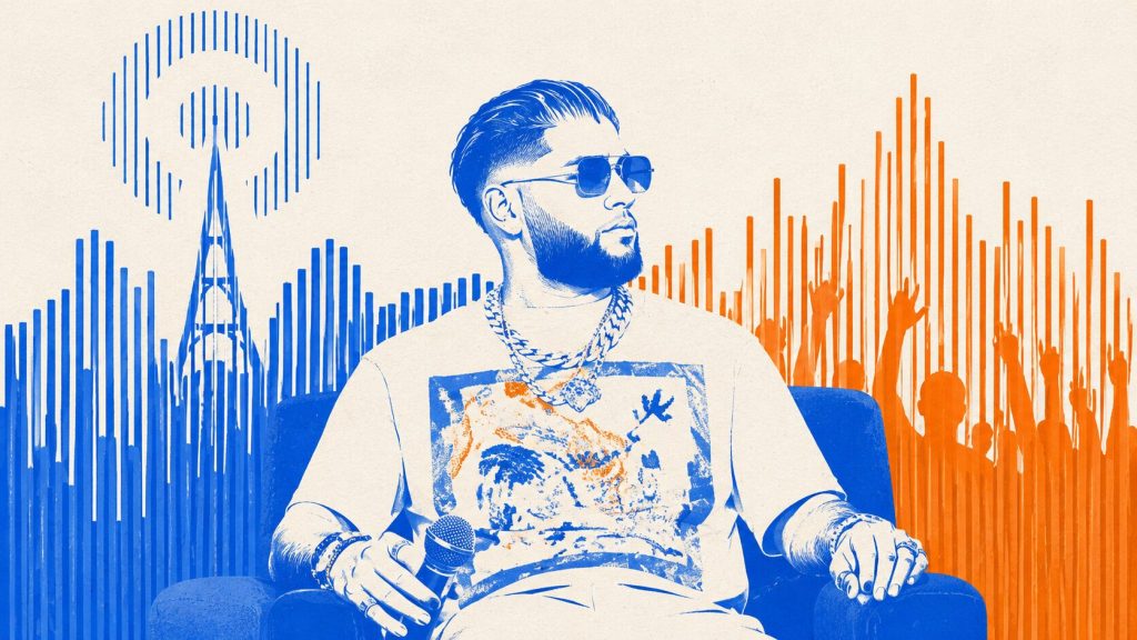 Artista urbano sentado con micrófono, rodeado de ondas de radio y siluetas de público en azul y naranja.
