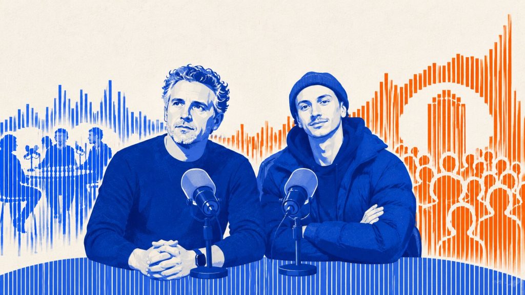 Ilustración de dos hombres ante micrófonos de podcast, con ondas de audio y audiencias en azul y naranja al fondo.